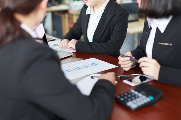 初創(chuàng)企業(yè)如何設(shè)定合理的薪酬策略吸引人才？